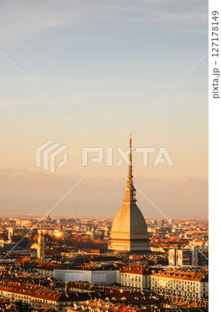 Vertical shot of the city of Turin during sunset 127178149
