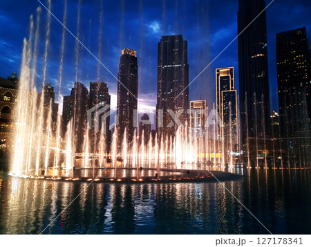 The magnificent Dubai Fountains are one of the most spectacular water, light and music shows in the world. Situated in center city Dubai. 127178341