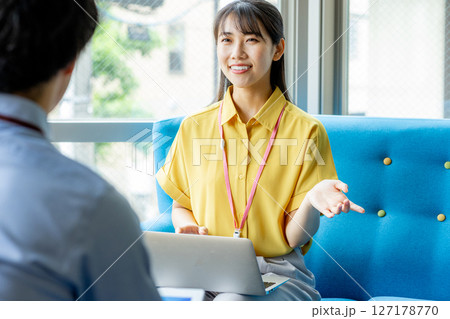 カフェでミーティングするビジネスパーソン 127178770