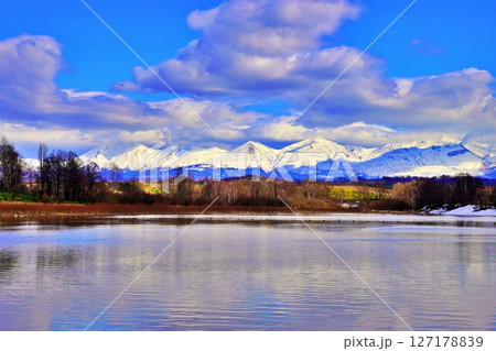 北海道美瑛町 水沢ダムと十勝岳連峰の絶景 127178839