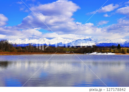 北海道美瑛町 水沢ダムと十勝岳連峰の絶景 127178842