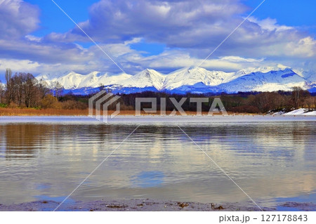 北海道美瑛町 水沢ダムと十勝岳連峰の絶景 127178843