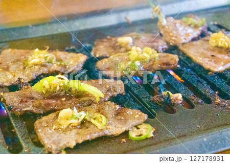 焼肉屋で食べるカルビとロース 焼肉屋で食べるカルビとロース 127178931