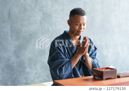 日本食を食べる外国人観光客 127179130