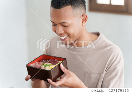 日本食を食べる外国人観光客 日本食を食べる外国人観光客 127179136