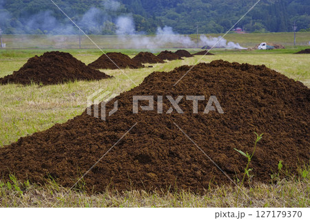 牛ふん堆肥で土づくりを行う農地の風景 127179370