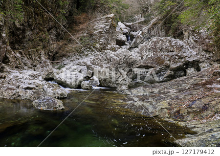 岩の間を流れる川 127179412