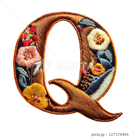 アルファベットの「Q」の文字の刺繍 127179465