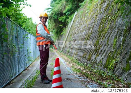 交通整理　誘導　警備員　ガードマン　工事中　案内　シニア　 127179568