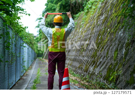 交通整理　誘導　警備員　ガードマン　工事中　案内　シニア　 127179571