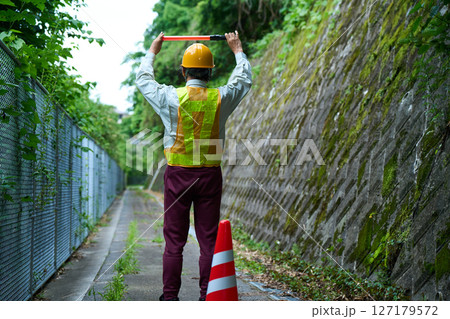 交通整理 誘導 警備員 ガードマン 工事中 案内 シニア 交通整理 誘導 警備員 ガードマン 工事中 案内 シニア 127179572