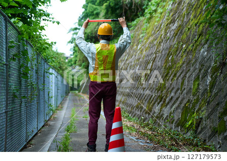 交通整理　誘導　警備員　ガードマン　工事中　案内　シニア　 127179573