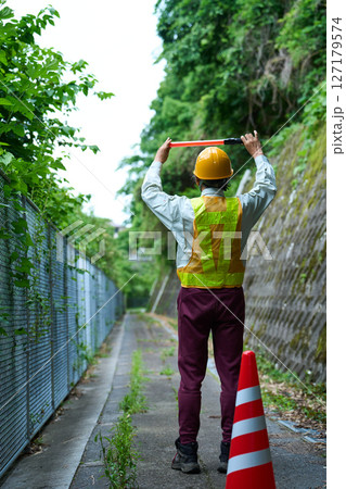 交通整理 誘導 警備員 ガードマン 工事中 案内 シニア 交通整理 誘導 警備員 ガードマン 工事中 案内 シニア 127179574