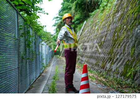 交通整理　誘導　警備員　ガードマン　工事中　案内　シニア　 127179575
