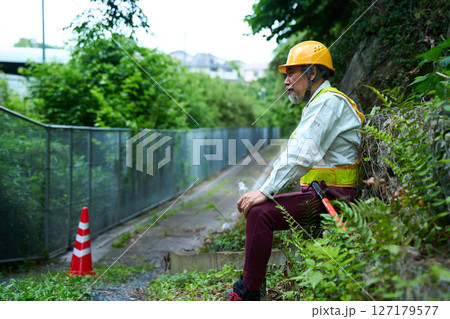 交通整理　誘導　警備員　ガードマン　工事中　案内　シニア　 127179577