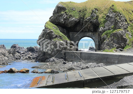 黄金道路の旧道に残されたトンネル越しに襟裳の海を臨む（日本 北海道） 127179757