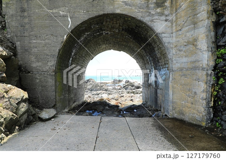 黄金道路の旧道に残されたトンネル越しに襟裳の海を臨む（日本 北海道） 127179760
