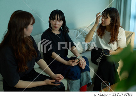 会話で盛り上がる若い女性たち 会話で盛り上がる若い女性たち 127179769