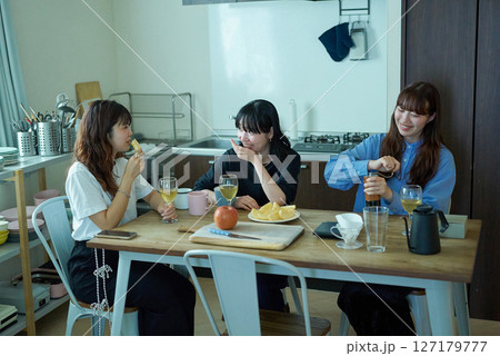 会話で盛り上がる若い女性たち 会話で盛り上がる若い女性たち 127179777