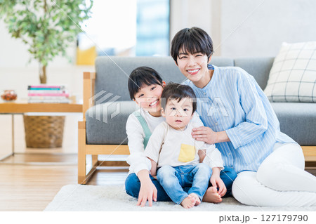 リビングで寛ぐ家族。 127179790