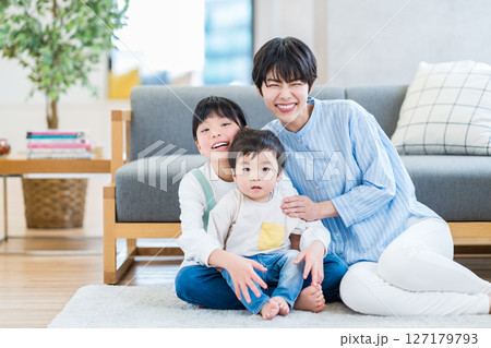 リビングで寛ぐ家族。 127179793