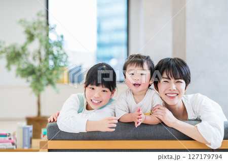 リビングで寛ぐ家族。 127179794