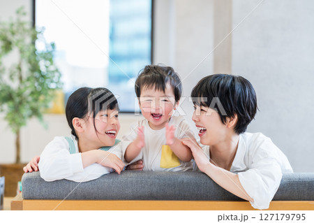 リビングで寛ぐ家族。 127179795
