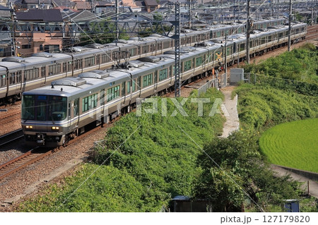 京阪神の景色の中 JR京都線を駆け抜ける223系の新快速電車_2010/8/26撮影 127179820