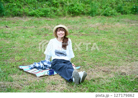 ハイキング　キャンプ　レジャー　ミドル　シニア 127179862