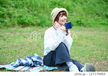 ハイキング　キャンプ　レジャー　ミドル　シニア 127179869