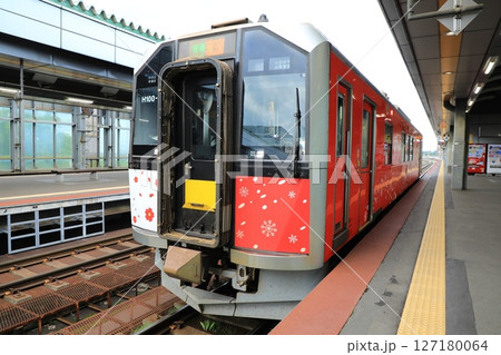 帯広駅に停車するJR北海道H100形気動車（日本 北海道帯広市） 127180064