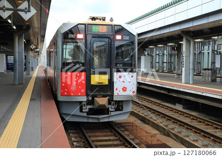 帯広駅に停車するJR北海道H100形気動車（日本 北海道帯広市） 127180066