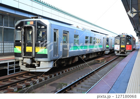 帯広駅に停車するJR北海道H100形気動車（日本 北海道帯広市） 127180068