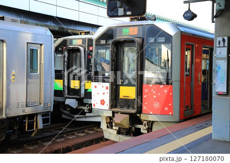 帯広駅に停車するJR北海道H100形気動車（日本 北海道帯広市） 127180070