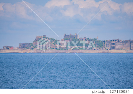 （長崎県）洋上に浮かぶ端島（軍艦島）・はしま（ぐんかんじま）（産業革命遺産） 127180084