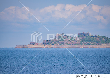 （長崎県）洋上に浮かぶ端島（軍艦島）・はしま（ぐんかんじま）（産業革命遺産） 127180085