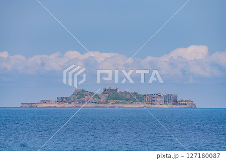 （長崎県）洋上に浮かぶ端島（軍艦島）・はしま（ぐんかんじま）（産業革命遺産） 127180087