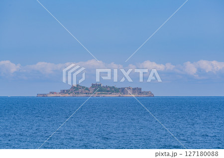（長崎県）洋上に浮かぶ端島（軍艦島）・はしま（ぐんかんじま）（産業革命遺産） 127180088