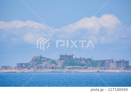 （長崎県）洋上に浮かぶ端島（軍艦島）・はしま（ぐんかんじま）（産業革命遺産） 127180089