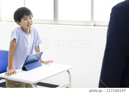 授業を受ける小学生 127180147