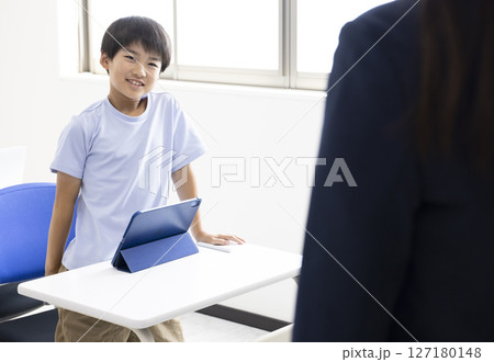 授業を受ける小学生 127180148