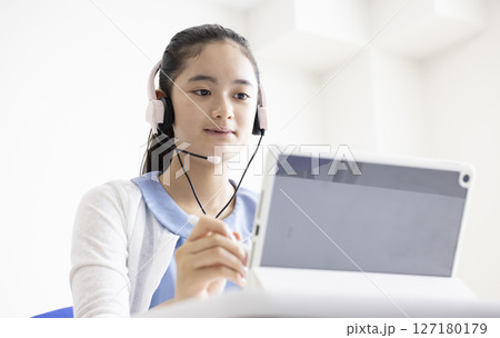 タブレット学習をする女の子 127180179