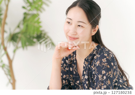 笑顔の若い女性 127180238