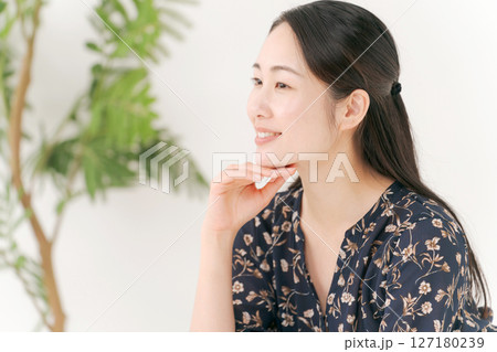 笑顔の若い女性 127180239