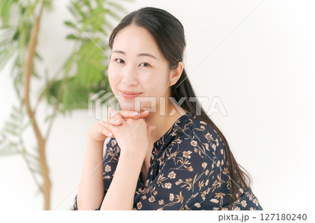 笑顔の若い女性 笑顔の若い女性 127180240