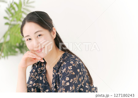 笑顔の若い女性 笑顔の若い女性 127180243