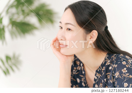 笑顔の若い女性 127180244