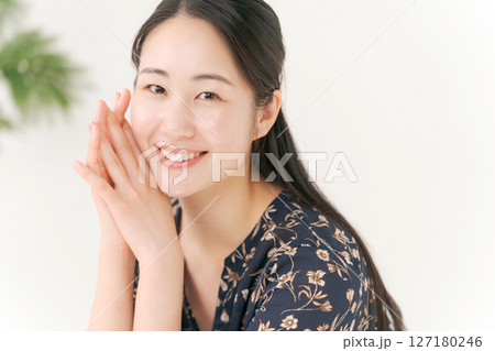 笑顔の若い女性 127180246