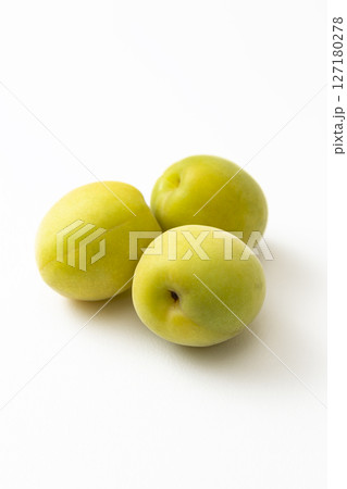 白背景に梅の実 127180278