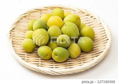 白背景に梅の実 127180308